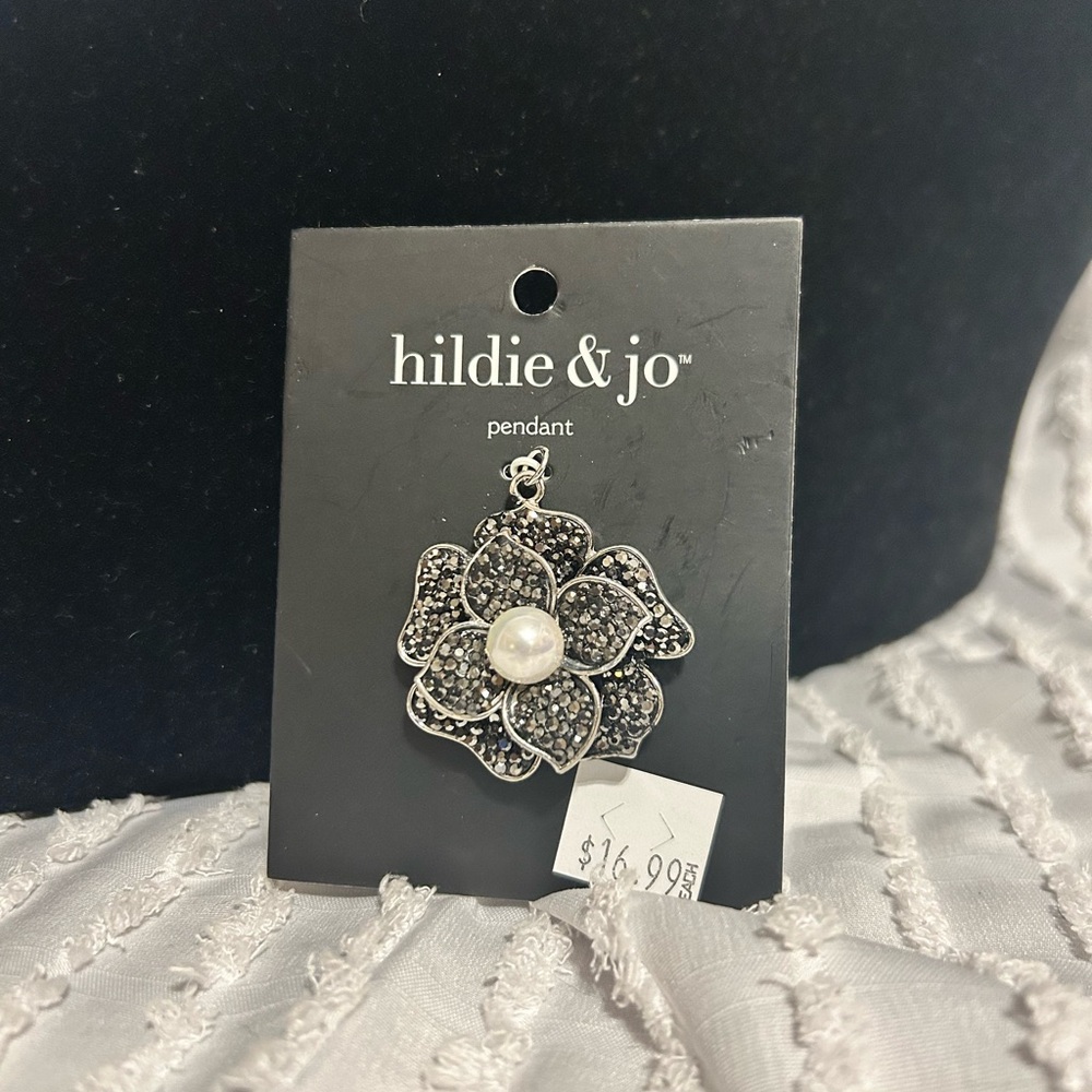 Hildie & Jo Silver and Black Flower Pendant Necklace